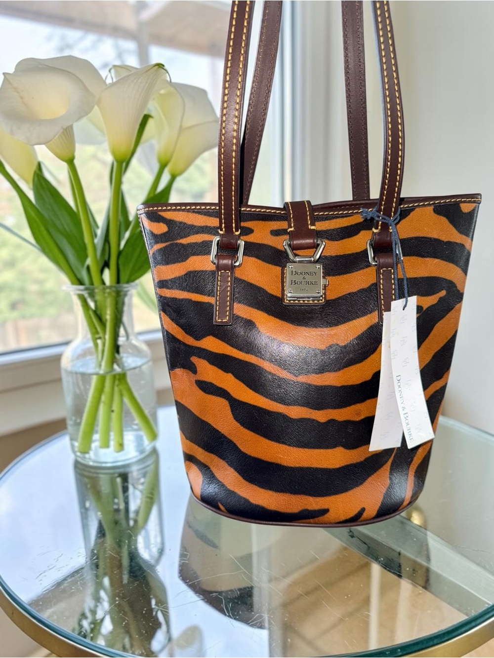🎉🎉HOST PICK🎉🎉 RARE Dooney and Bourke Bengal tiger print North/South Bucket EUC - Picture 2 of 12